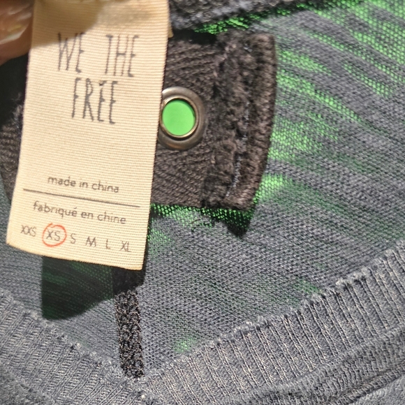 We The Free EUC Small Women's Gray V-Neck Top - Picture 2 of 2